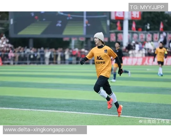 鹿晗携手可口可乐助力足球盛事展现青春活力与运动激情